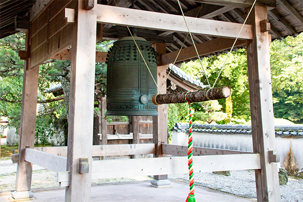 お寺の鐘イメージ